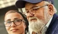 عکسی از موتورسواری اکبر عبدی و همسرش