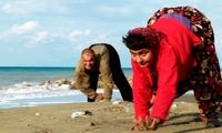 خانواده ای عجیب که چهار دست و پا راه می‌روند!
