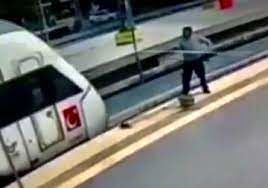 تصاویر تلخ لحظه‌ای که کارگر مترو را برق می‌گیرد