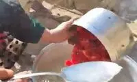 طبخ یک غذای محلی با گندم و گوجه توسط بانوی قشقایی
