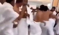 کتک‌کاری عجیب زائران در خانه خدا!