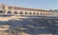 بستر خشک زاینده‌رود در آتش سوخت