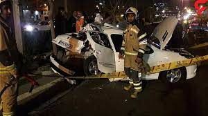 مچاله‌شدن خودرو ایرانی بعد از سقوط تیر چراغ برق