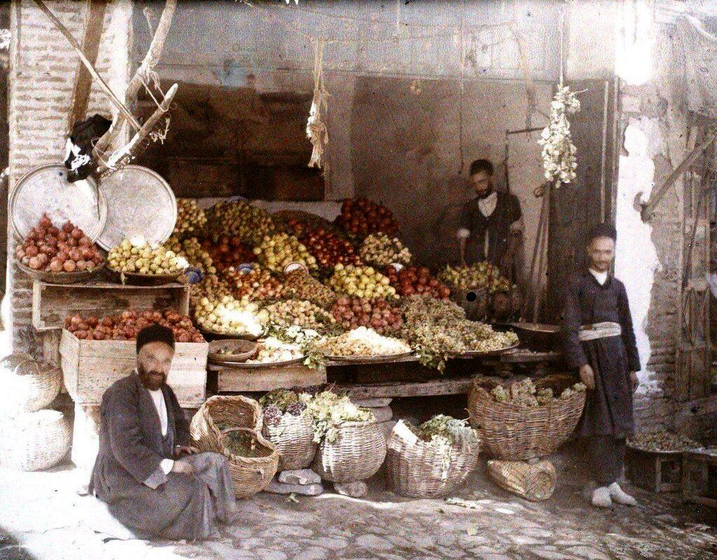 یک میوه فروشی در همدان، ۹۶سال قبل