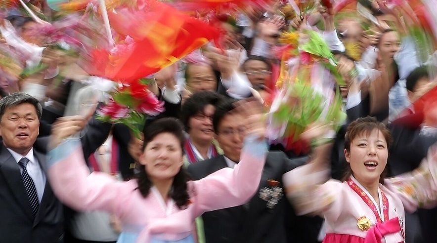 رقص و پایکوبی مردم کره شمالی در جشن آغاز سال نو