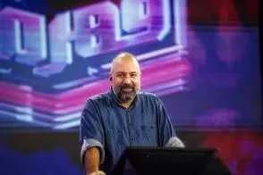 وسط اجرای برنامه علی اوجی، کیش ۴ بار بمباران شد!