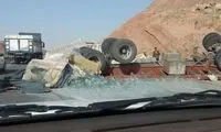 لحظه هولناک قیچی کردن تریلی در هوای بارانی مشهد