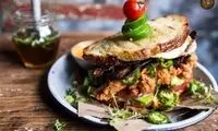 طرز تهیه ساندویچ مرغ با طعم رب انار و گردو