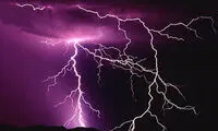 لحظه وحشتناک برخورد صاعقه به تیر برق