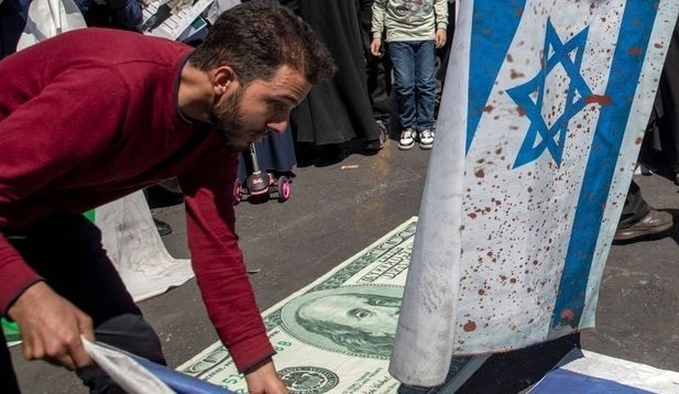 روز جمعه در مرکز تهران، دلار 65هزار تومانی را آتش زدند