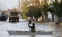 مینی‌بوس پر از مسافر در سیل بندرعباس گیر افتاد
