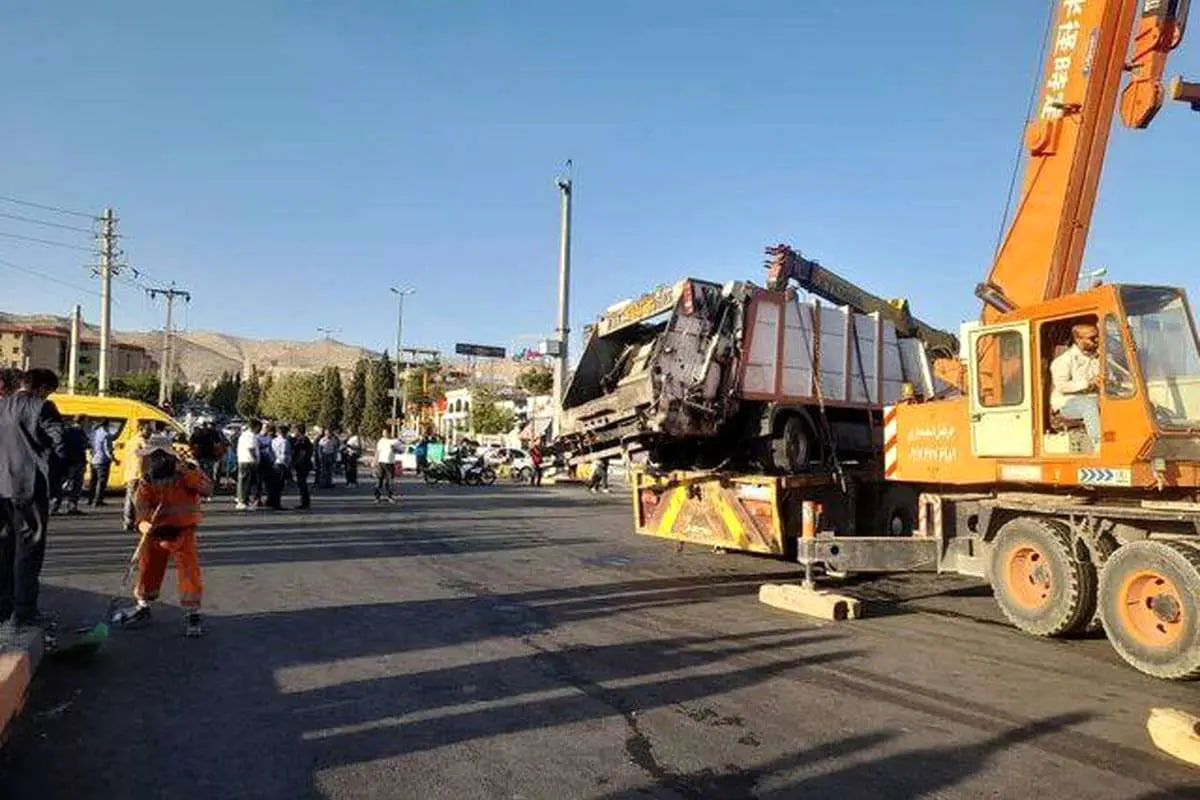   ۱۱مصدوم در پی برخورد خودرو پسماند با ۸ خودرو 
