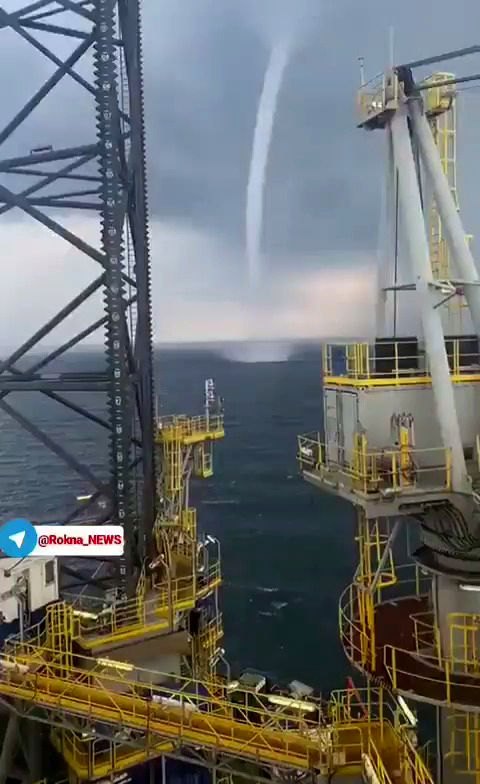 تصاویر عجیب از گردباد در یک سکوی نفتیِ خلیج فارس