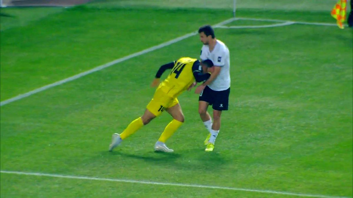 ستاره سپاهان به سبک زیدان، به بازیکن حریف حمله کرد