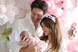 اولین قاب 3 نفره آقای بازیگر مشهور بعد از زایمان همسرش