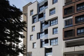 معماری مینیمال این ساختمان در قیطریه دیدنی است