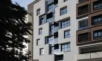 معماری مینیمال این ساختمان در قیطریه دیدنی است
