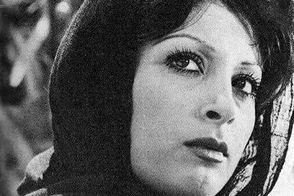 مرجان با لباس عروسی کنار ناصر ملک‌مطیعی در سال ۵۳