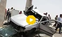 نصف شدن پژو پارس پس از تصادف با تیر چراغ برق