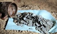 جام پُر از سکه از زیر محراب کلیسا بیرون آمد