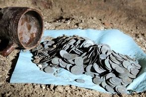 جام پُر از سکه از زیر محراب کلیسا بیرون آمد