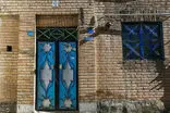 تصویر یک درِ قدیمی که یک دنیا حرف با ما دارد