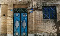 تصویر یک درِ قدیمی که یک دنیا حرف با ما دارد