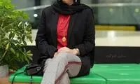 استایل زنانه و متفاوت مونا کرمی با سیبی در دست