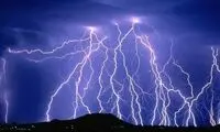 لحظه دردناک برخورد صاعقه به دختر جوان در حین گرفتن سفلی