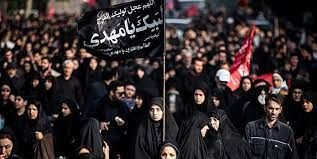 ژست جالب توجه دو زن در پیاده‌روی اربعین در تهران