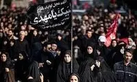 ژست جالب توجه دو زن در پیاده‌روی اربعین در تهران