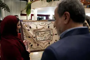 حضور متفاوت عراقچی و همسرش در یک نمایشگاه