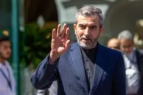اشک‌های علی باقری در محل شهادت رهبر شهید
