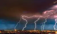 لحظه هولناک برخورد صاعقه به دکل برق فشار قوی در رشت