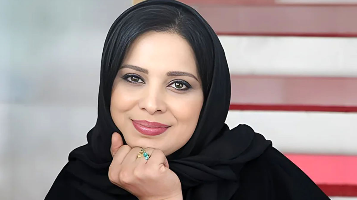   ژست‌های جذابِ روشنک عجمیان در یک کافه لاکچری 