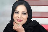 ژست‌های جذابِ روشنک عجمیان در یک کافه لاکچری