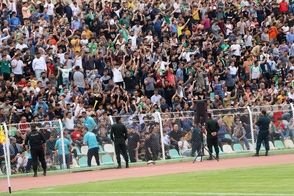 جو فوق‌العاده اولتراهای خیبر مقابل محل اقامت استقلال