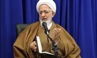 عکسی از  آیت‌الله جوادی آملی بر سر مزار همسرش