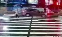 لحظه هولناک زیر گرفتن یک زن روی خط عابرپیاده