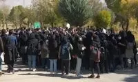 شعار دانشجویان معترضِ دانشگاه آزاد در شهرکرد