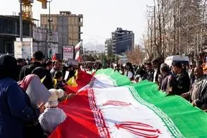 دختر باحجاب سوار بر موتورش به راهپیمایی آمد