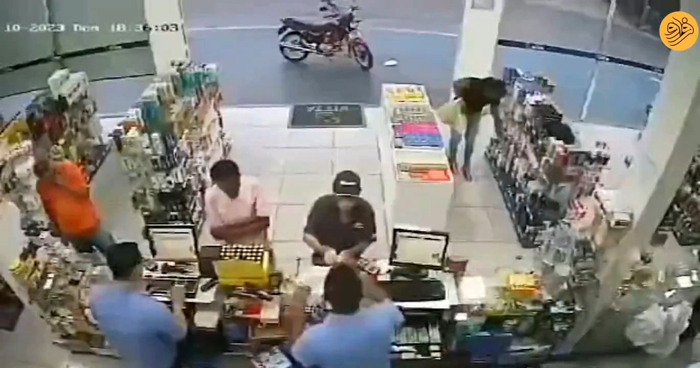 تصاویری از سرقت ناکام از یک پیرمرد در فروشگاه