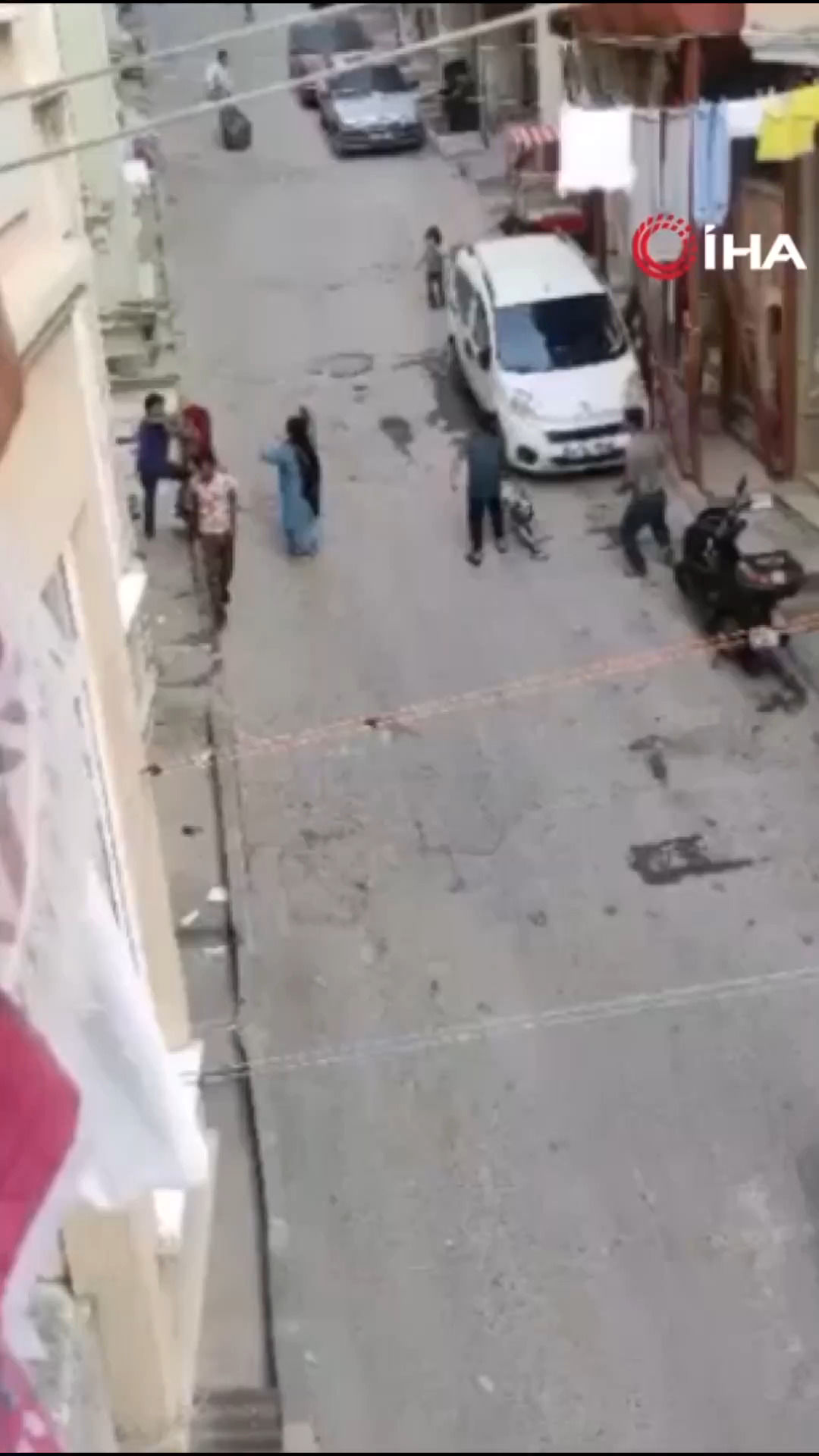 دعوا و درگیری چند زن در با چوپ و چماق وسط خیابان