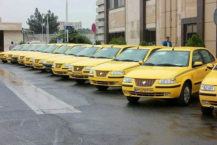 اقدام جالب راننده تاکسی برای تشویق مردم به لبخند زدن