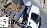 سقوط وحشتناک کامیون هنگام تخلیه شن در تهران