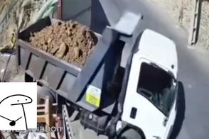 سقوط وحشتناک کامیون هنگام تخلیه شن در تهران