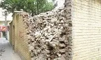 لحظه واکنش سریع مادر از ریزش دیوار روی دخترش