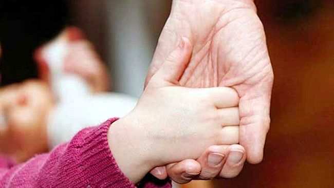 وصال دردناک پدر و دختر بعد از ۸سال در اردبیل