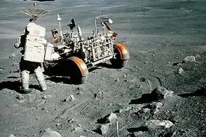 عکس خانوادگی یک فضانورد که روی ماه جا ماند