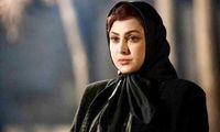 ژست و استایل هنری آزاده صمدی در یک آرت گالری